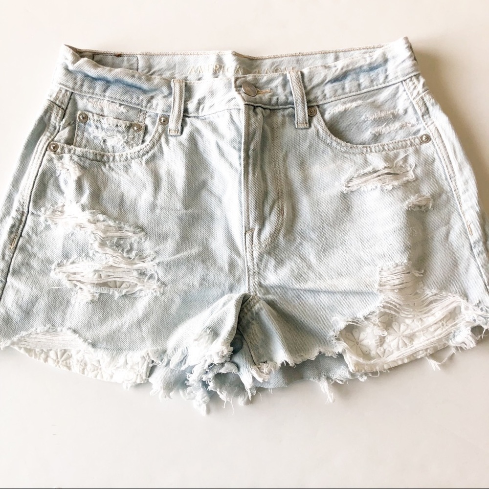 American Eagle Womens Light Wash Distressed Ripped Jean Short Size 4